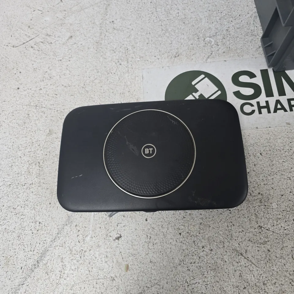 TOTE OF APPROXIMATELY 10 ASSORTED ITEMS TO INCLUDE: BT ROUTER