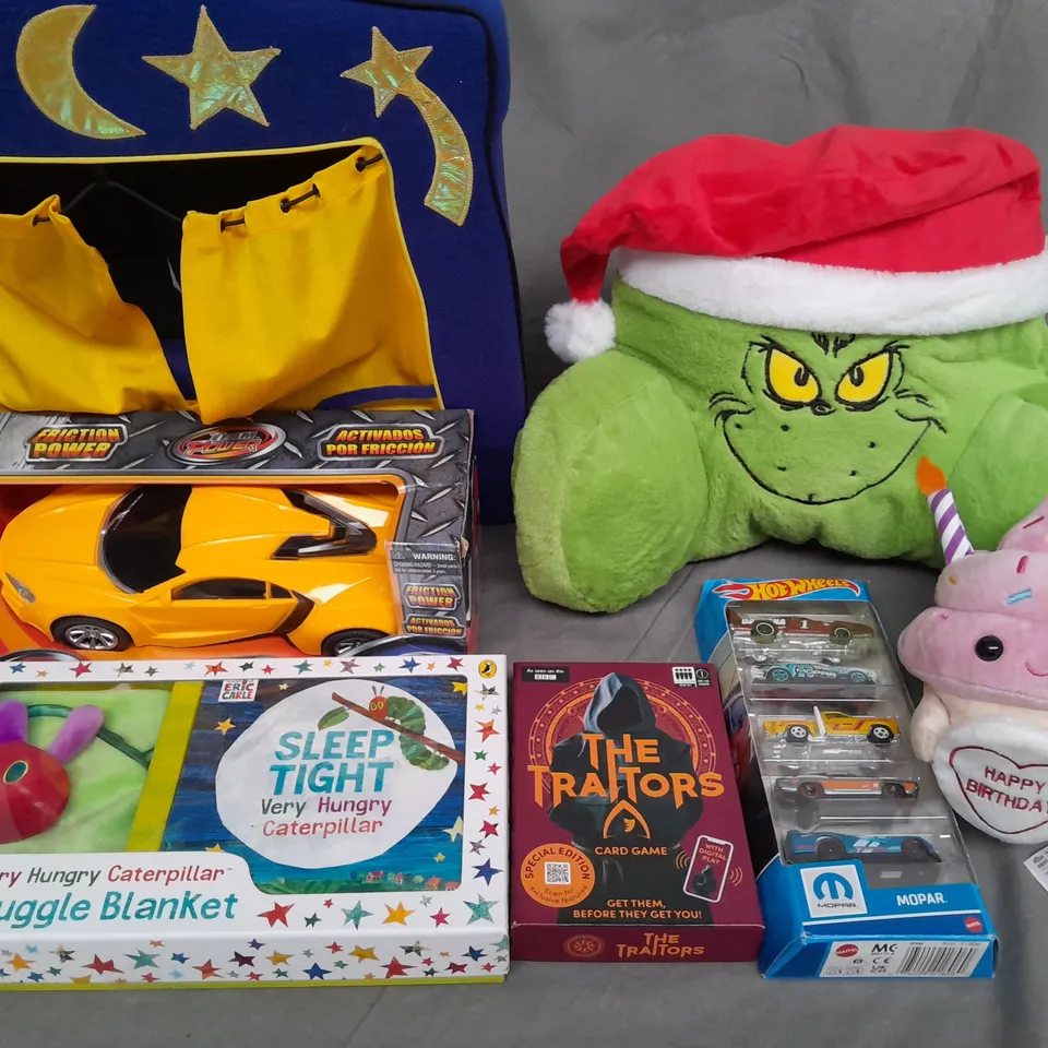 LOT OF APPROXIMATELY 20 ASSORTED TOYS AND GAMES TO INCLUDE HOTWHEEL CARS, GRINCH CUSHION AND PUPPET SCENE