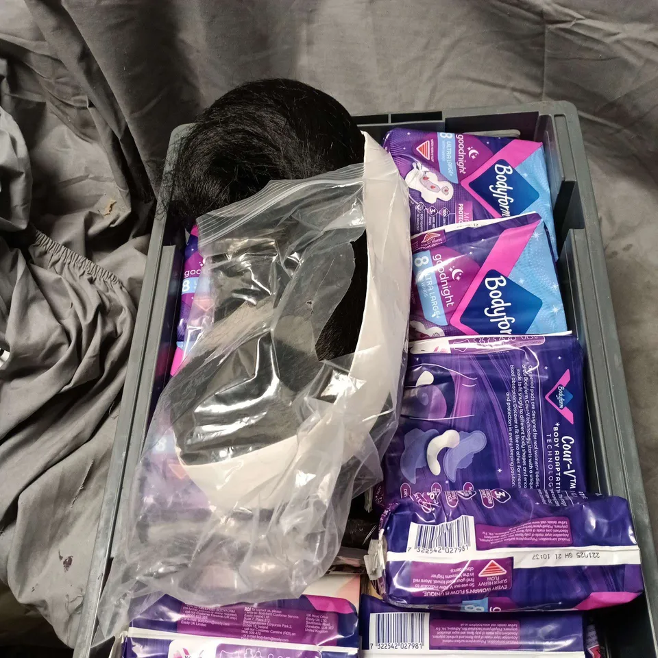 APPROXIMATELY 15 ASSORTED COSMETIC ITEMS TO INCLUDE WIGS, HOT AIR STYLER, BODYFORM ETC