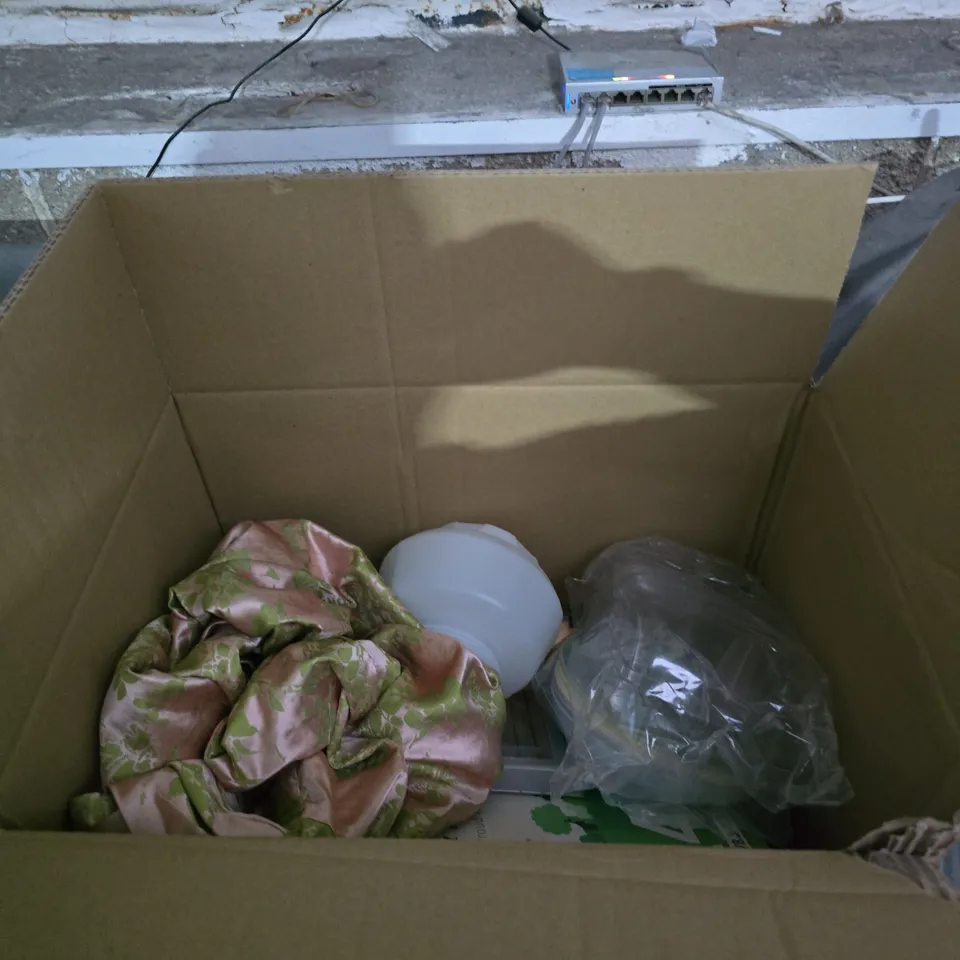 APPOXIMATLEY 10 ITEMS OF BOXED BEDDING TARTAN – PLAID DUVET COVER SET WITH 2 X HOT WATER BOTTLES AND VARIOUS HOUSEHOLD ITEMS.