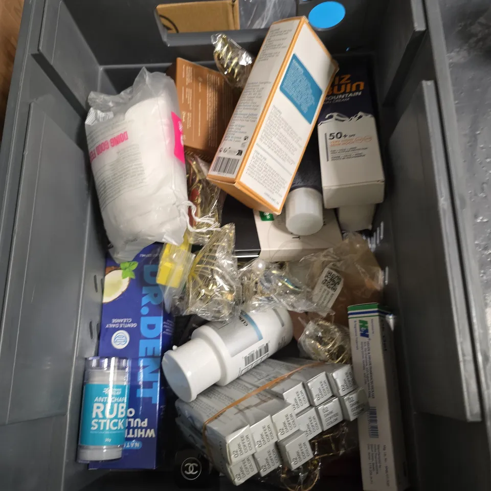 APPROXIMATEY 20 ASSORTED HEALTH AND BEAUTY PRODUCTS TO INCLUDE - YES VAGINAL MOISTURISER - BUSTY BOOB TAPE AND CARMEX LIP BALM