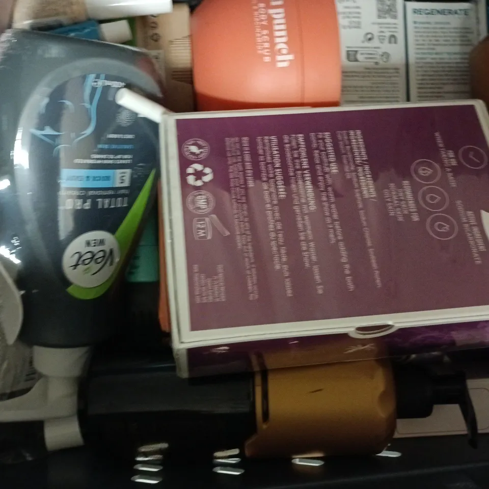 APPROXIMATELY 12 ASSORTED COSMETIC ITEMS TO INCLUDE NIVEA, ETC - COLLECTION ONLY