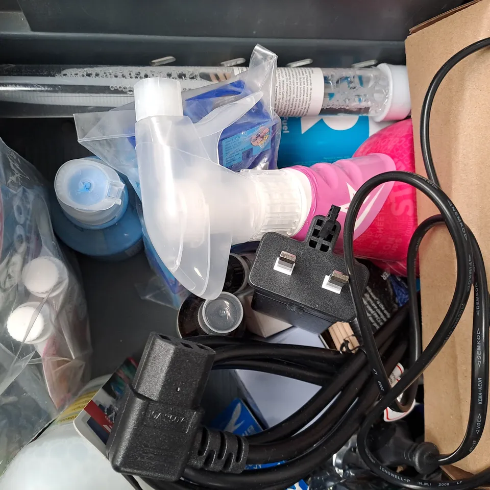 APPROXIMATELY 10 ASSORTED HOUSEHOLD ITEMS TO INCLUDE BUGALUGS SHAMPOO & CONDITIONER, PAINT, ETC