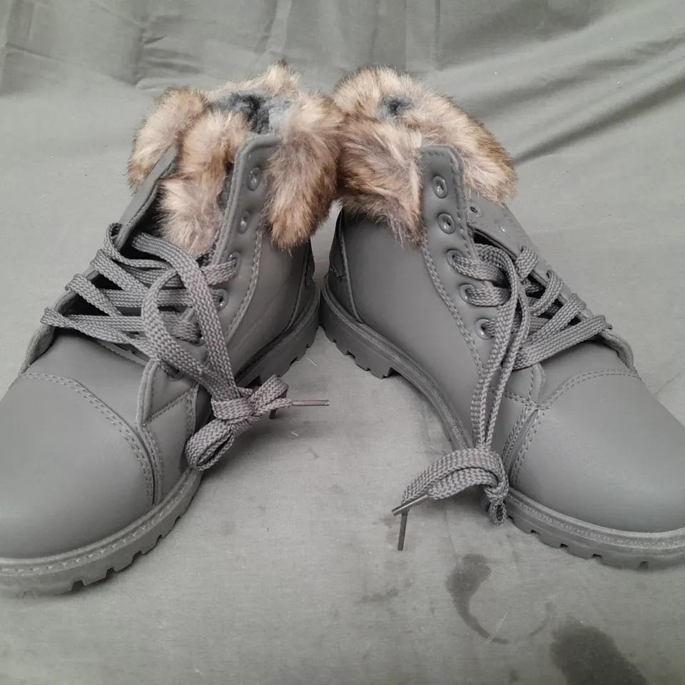 BOXED PAIR OF DESIGNER FAUX FUR LINED ANKLE BOOTS IN GREY SIZE EU 39