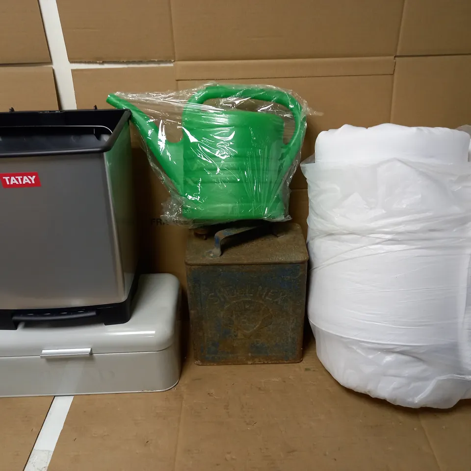 LOT OF APPROX. 5 ASSORTED HOMEWARE ITEMS TO INCLUDE DUVET, BREAD BIN, WATERING CAN ETC