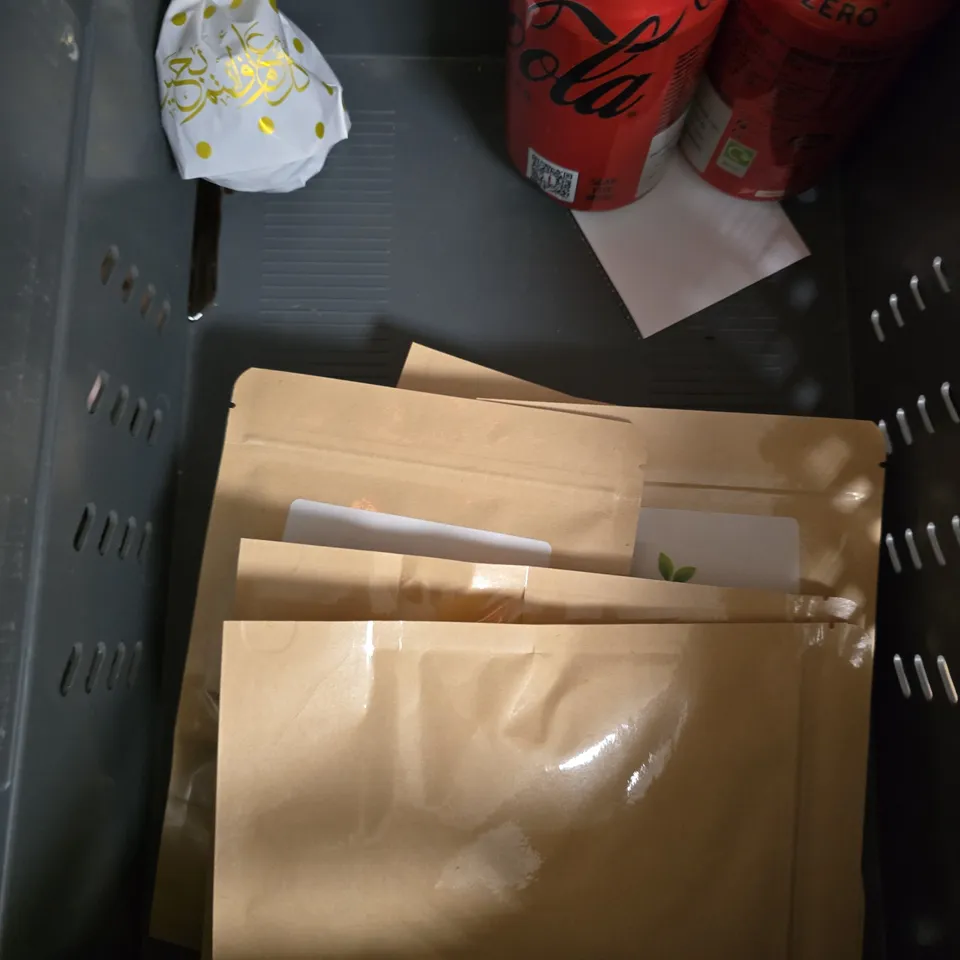 APPROXIMATELY 10 ASSORTED FOOD/DRINK PRODUCTS TO INCLUDE ENERGY GEL, TONY'S CHOCOLATE, DRIED FRUIT ETC 