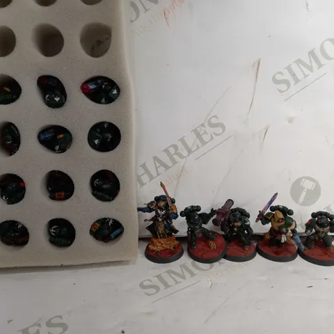BOX OF APPROX 18 ASSORTED WAR HAMMER 40K PAINTED SPACE MARINE MODELS