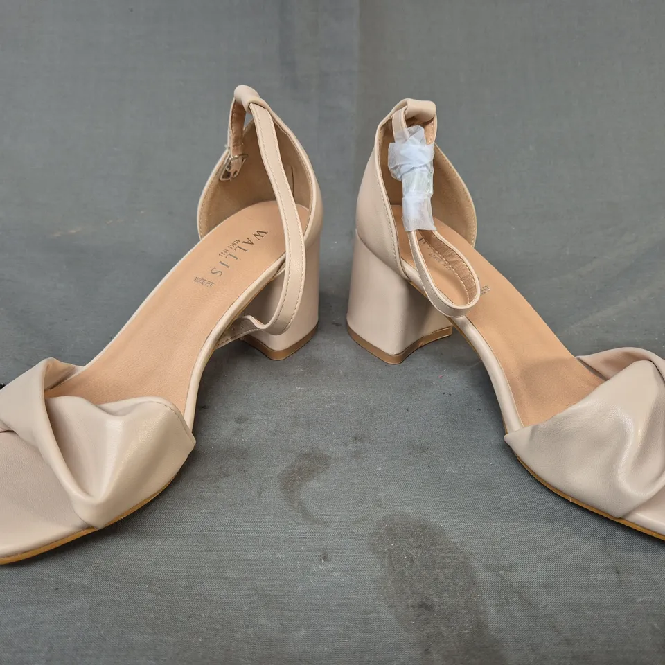 BOXED PAIR OF WALLIS OPEN TOE BLOCK HEEL SANDALS IN NATURAL SIZE 5