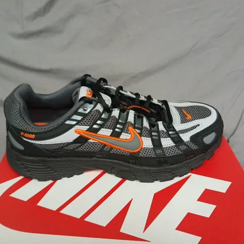 BOXED NIKE P-6000 (GS) KIDS TRAINERS – GREY/BLACK WITH ORANGE SWOOSH, UK 5.5 (EU 38.5)