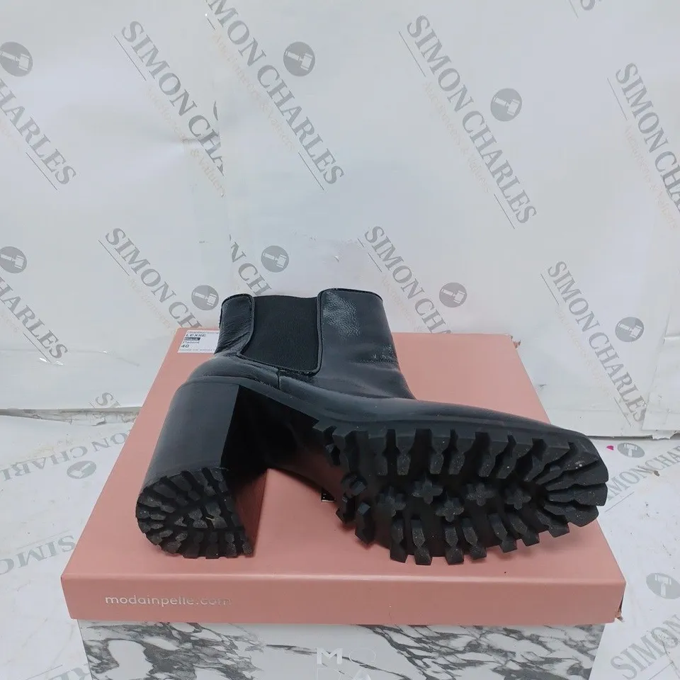 BOXED PAIR OF MODA LEXIIE BLACK PATENT BOOTS SIZE 40