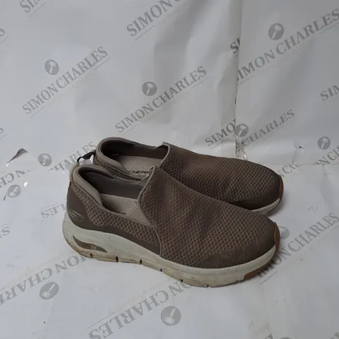 UNBOXED SKETCHERS SLIP ON ARCHFIT SIZE UK 10 