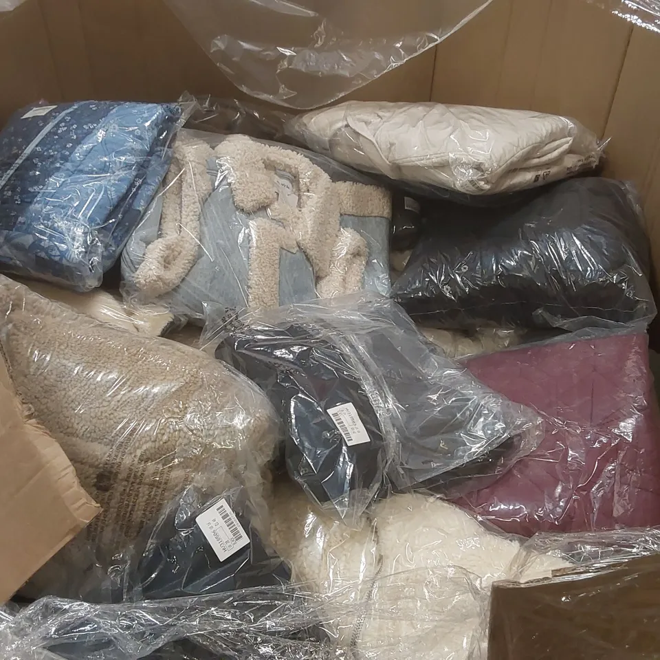 PALLET CONTAINING APPROXIMATELY 100x BRAND NEW ASSORTED DESIGNER CLOTHING ITEMS INCLUDING: JD WILLIAMS JACKETS. SIMPLY BE JACKETS ECT