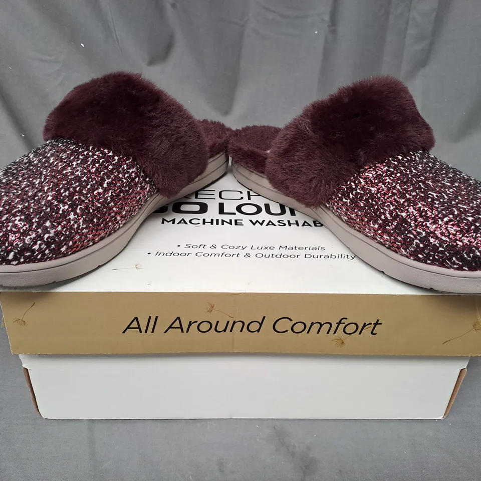 BOXED PAIR OF SKECHERS ARCH SLIPPERS IN BURGUNDY UK SIZE 6