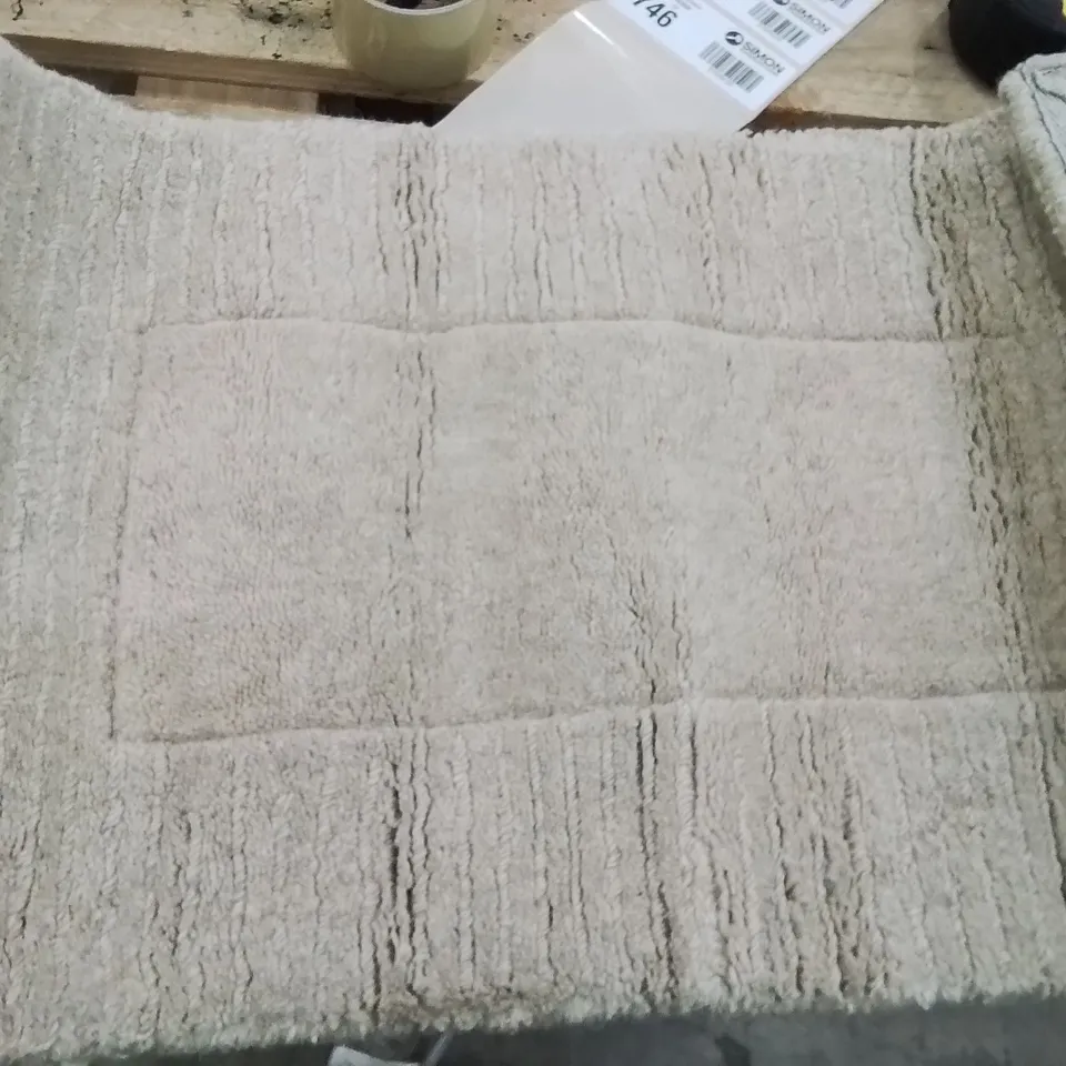 QUALITY DESIGNER AREA RUG - APPROXIMATELY 60X40CM