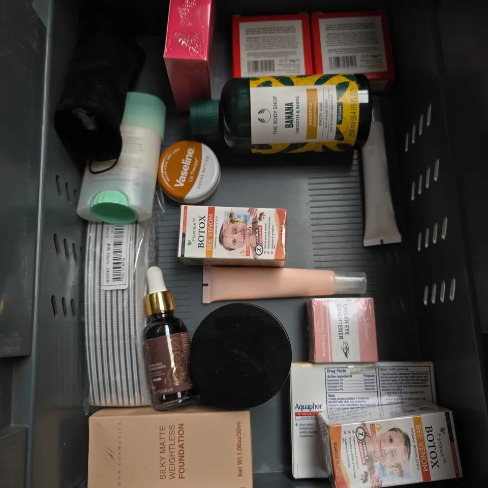 APPROXIMATELY 20 ASSORTED HEALTH & BEAUTY PRODUCTS TO INCLUDE - BENEFIT THE POREFESSIONAL SETTING POWDER - ELF POWER GRIP PRIMER - SKIN+ME LIGHT MOISTURISER - ETC