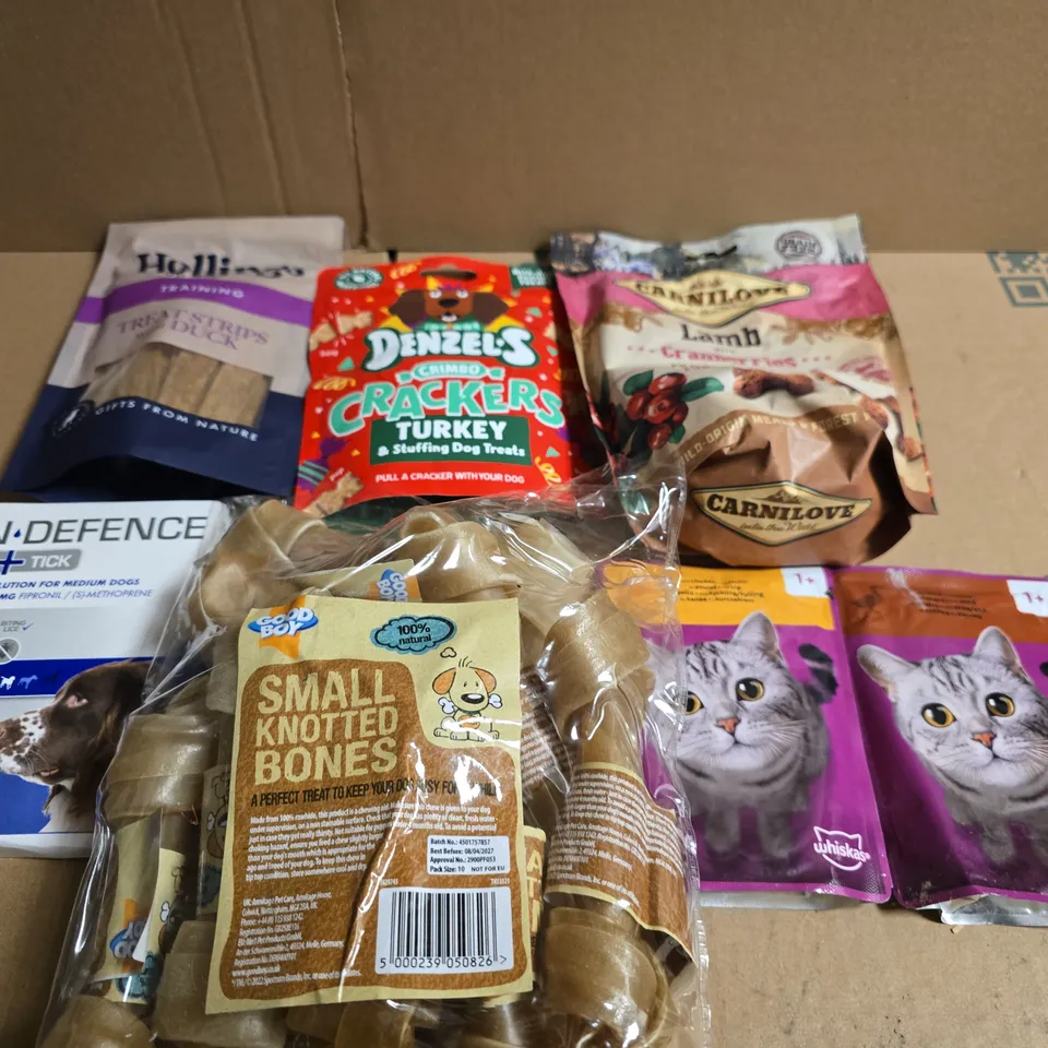 APPROX 15 ASSORTED PET FOODS & TREATS TO INCLUDE DENZELS, WHISKAS AND SMALL KNOTTED BONES
