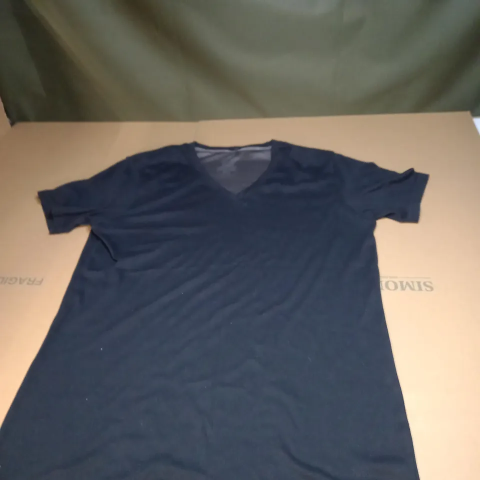 MENS CALVIN KLEIN V NECK SHIRT SIZE UNSPECIFIED