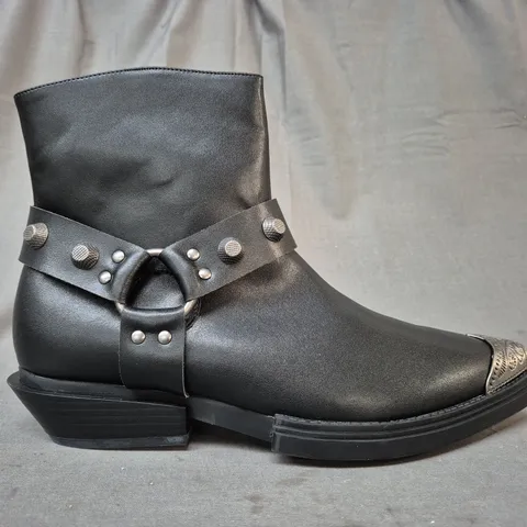 BOXED PAIR OF KOI SOULRENDER MEN'S HARDWARE COWBOY BOOTS IN BLACK/ANTIQUE SILVER SIZE 11