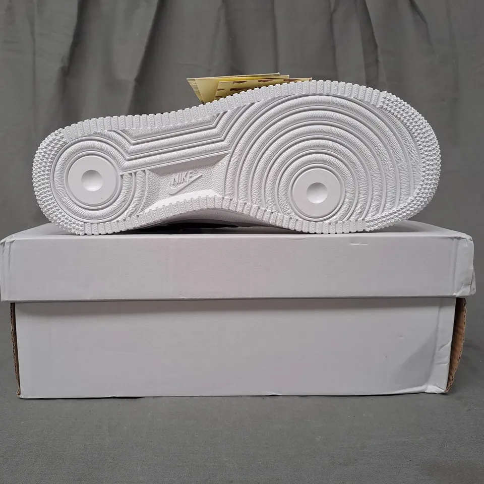 BOXED PAIR OF NIKE AIR FORCE 1 '07 SHOES IN WHITE/BLACK UK SIZE 5.5