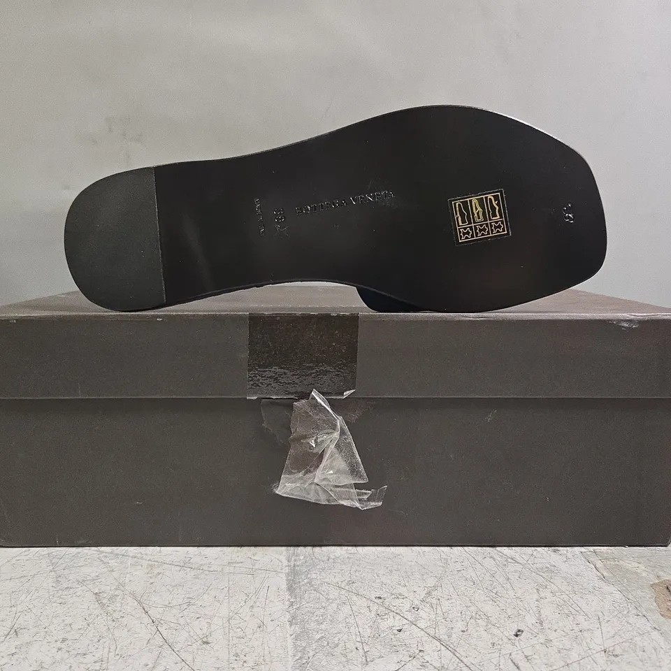 BOXED PAIR OF BOTTEGA VENETA OPEN TOE SANDALS IN BLUE/BLACK SIZE EU 36