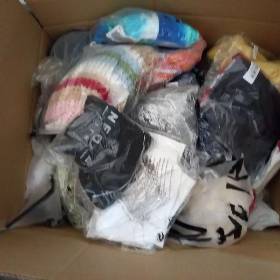 LARGE QUANTITY OF CLOTHING ITEMS TO INCLUDE DRESSES, SWEATERS, JEANS, T-SHIRTS, ETC