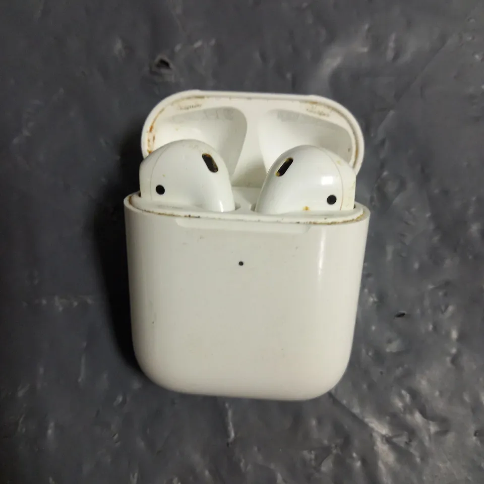 PAIR OF APPLE AIRPODS IN WHITE