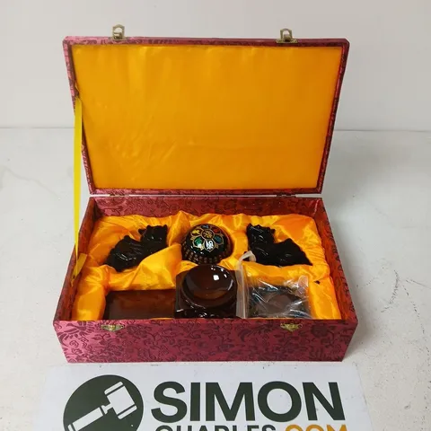 BOX OF APPROXIMATELY 10 DECORATIVE ORIENTAL CERAMIC ORB AND TWO BLACK LION FIGURINES - DAMAGED