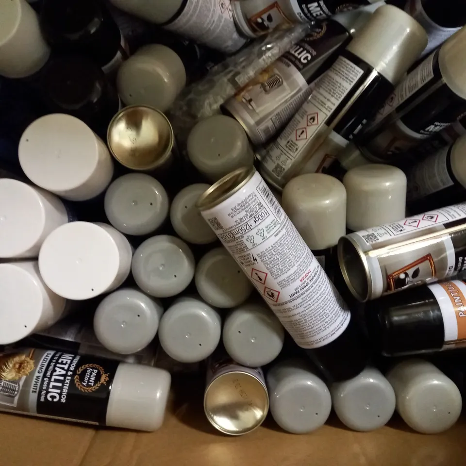 BOX OF APPROX 25 ASSORTED SPRAY PAINT CANS TO INCLUDE - BLACKBOARD PAINT - RADIATOR PAINT - METALLIC DAZZLING WHITE 