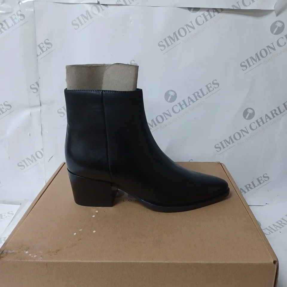BOXED PAIR OF DUNE LONDON POINTED TOE LOW BLOCK HEEL ANKLE BOOTS IN BLACK SIZE 4