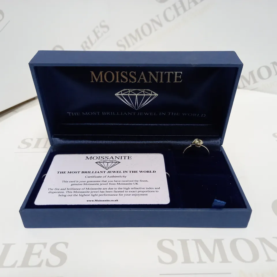 MOISSANITE 9CT WHITE GOLD 1CT SOLITAIRE RING WITH HEART DETAIL BAND SIZE Q RRP £399
