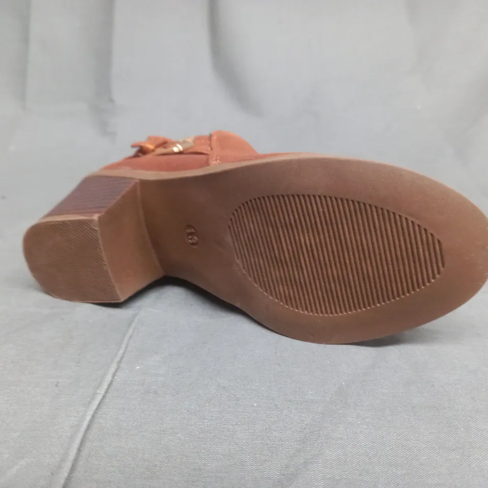 BOXED PAIR OF TEAM KIDS BOOTS IN BROWN UK KIDS SIZE13