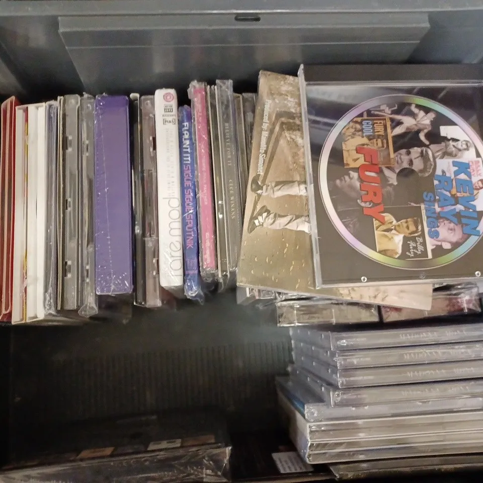BOX OF APPROX 20 ASSORTED CDS INCLUDING STATUS QUO, MOE BRANDY AND HECTOR VALENTIN
