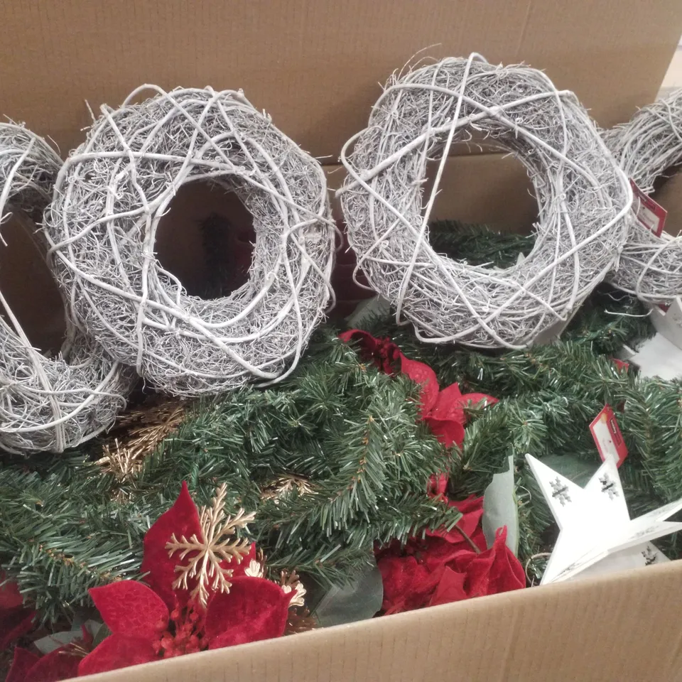 PALLET CONTAINING ASSORTED SEASONAL PRODUCTS & DECORATIONS INCLUDING RATTAN WREATHS, 3D WOODEN STARS, MEDIUM GREEN WREATHS & PLUSH PUMKINS