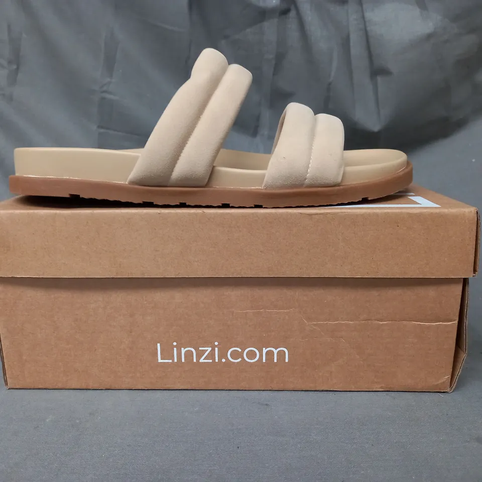 BOXED PAIR OF LINZI OPEN TOE FOOTBED SANDALS IN BEIGE SIZE 7