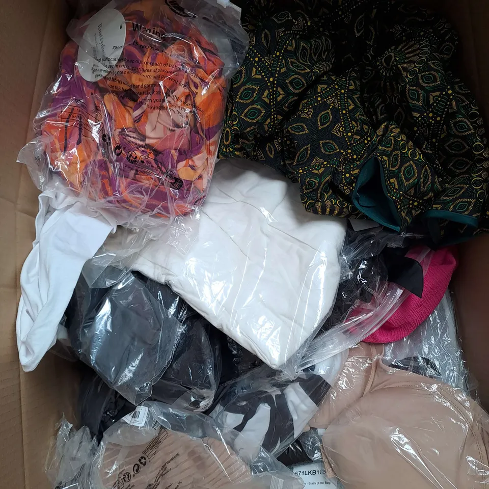 BOX OF APPROXIMATELY 25 ASSORTED CLOTHING ITEMS TO INCLUDE - DRESSES - TOPS - NIGHTWEAR - ETC