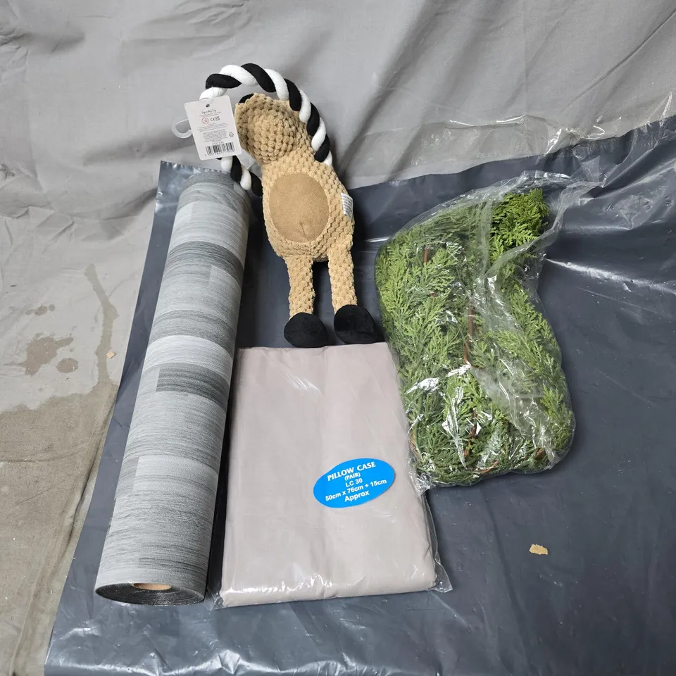 APPROXIMATELY 20 ASSORTED HOUSEHOLD ITEMS TO INCLUDE PILLOW CASES, WALLPAPER, FOLIAGE DECORATION, STUFFED TOY ETC