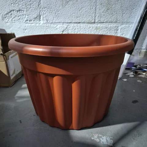 PLASTIC GARDEN PLANTER POT β TERRACOTTA, LARGE RIBBED