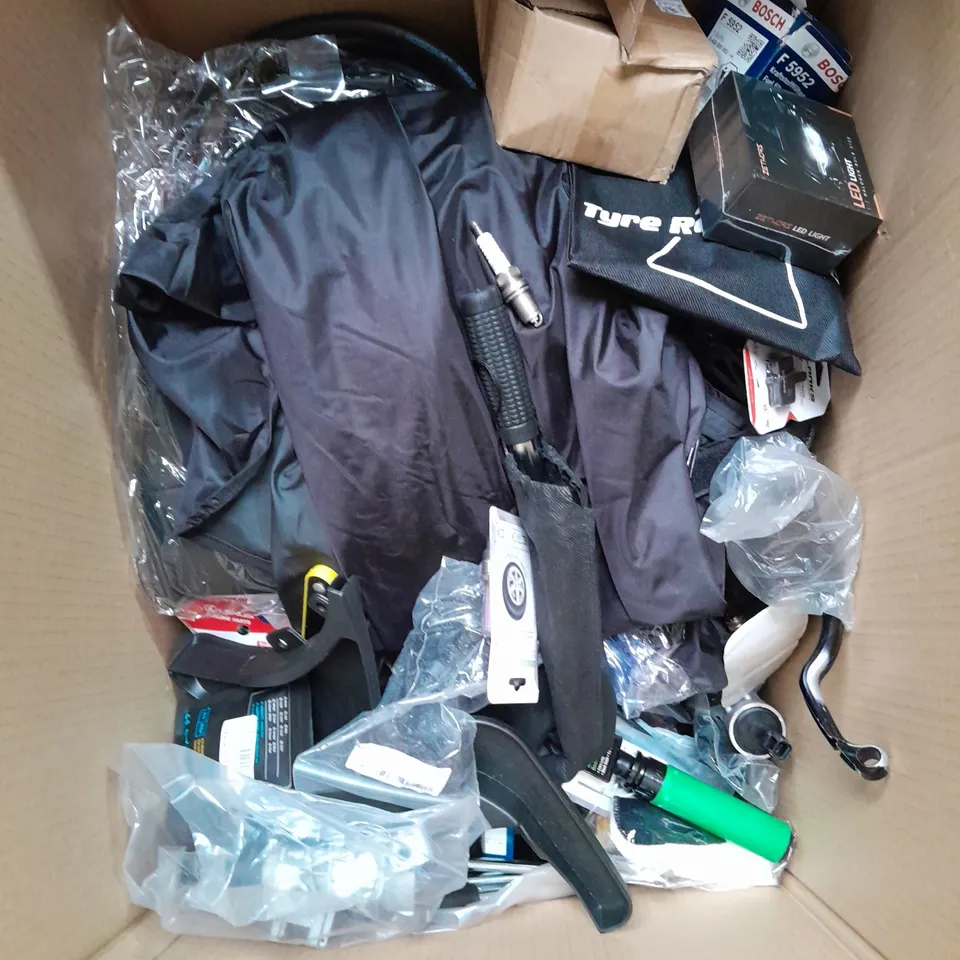 BOX OF ASSORTED CAR ITEMS TO INCLUDE - VACUUM CLEANER - TOOLS - COLLECTION ONLY 