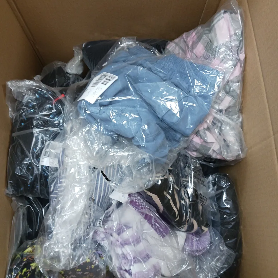 BOX OF APPROXIMATELY 10 ASSORTED CLOTHING ITEMS IN VARIOUS STYLES, COLOURS AND SIZES