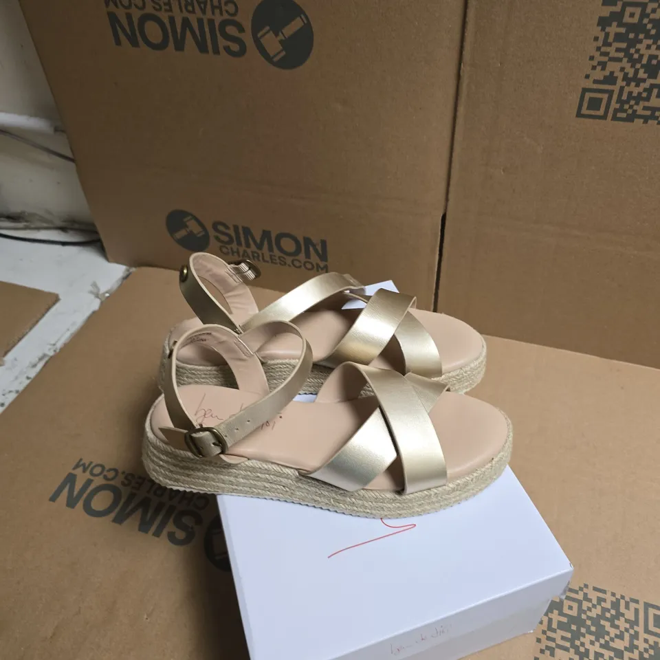 BEN DI LISSI METALLIC STRAPPY WEDGE SANDALS – GOLD (VERIFY MODEL)