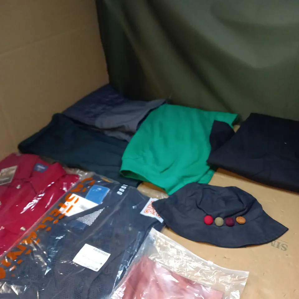LOT OF APPROX 20 ASSORTED CLOTHING ITEMS TO INCLUDE JUMPERS, DRESSES AND T-SHIRTS