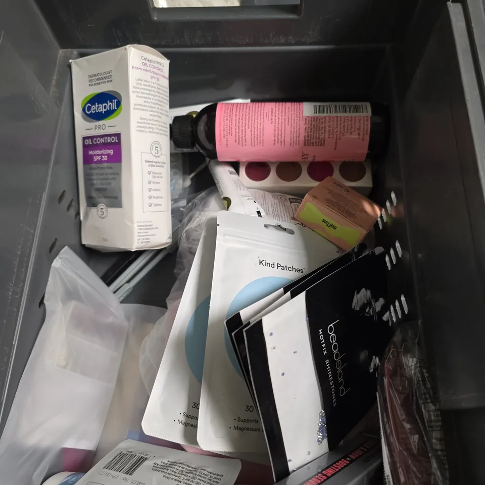 APPROXIMATEY 20 ASSORTED HEALTH AND BEAUTY PRODUCTS TO INCLUDE - SANEX SHOWER GEL - WESTLAB MAGNESIUM REPLENISHING BATH SALTS AND TOAE SHAMPOO