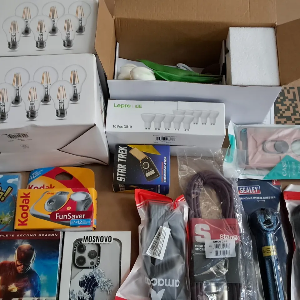 LARGE QUANTITY OF ASSORTED ITEMS TO INCLUDE LEPRO LIGHT BULBS, STAGG MICROPHONE CABLES AND VARIOUS MEDIA ITEMS 