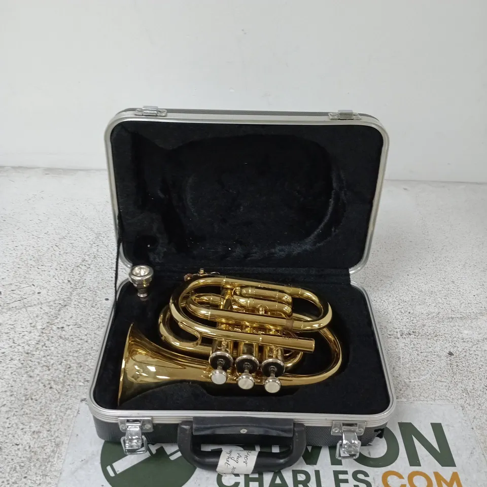 BRASS TRUMPET IN PRESENTATION CASE (MUSICAL INSTRUMENT)