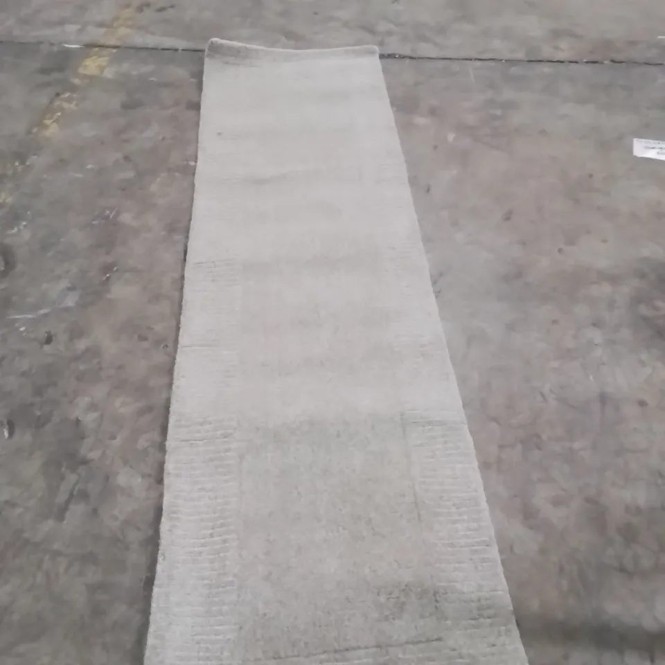 QUALITY DESIGNER AREA RUG - APPROXIMATELY 230X60CM