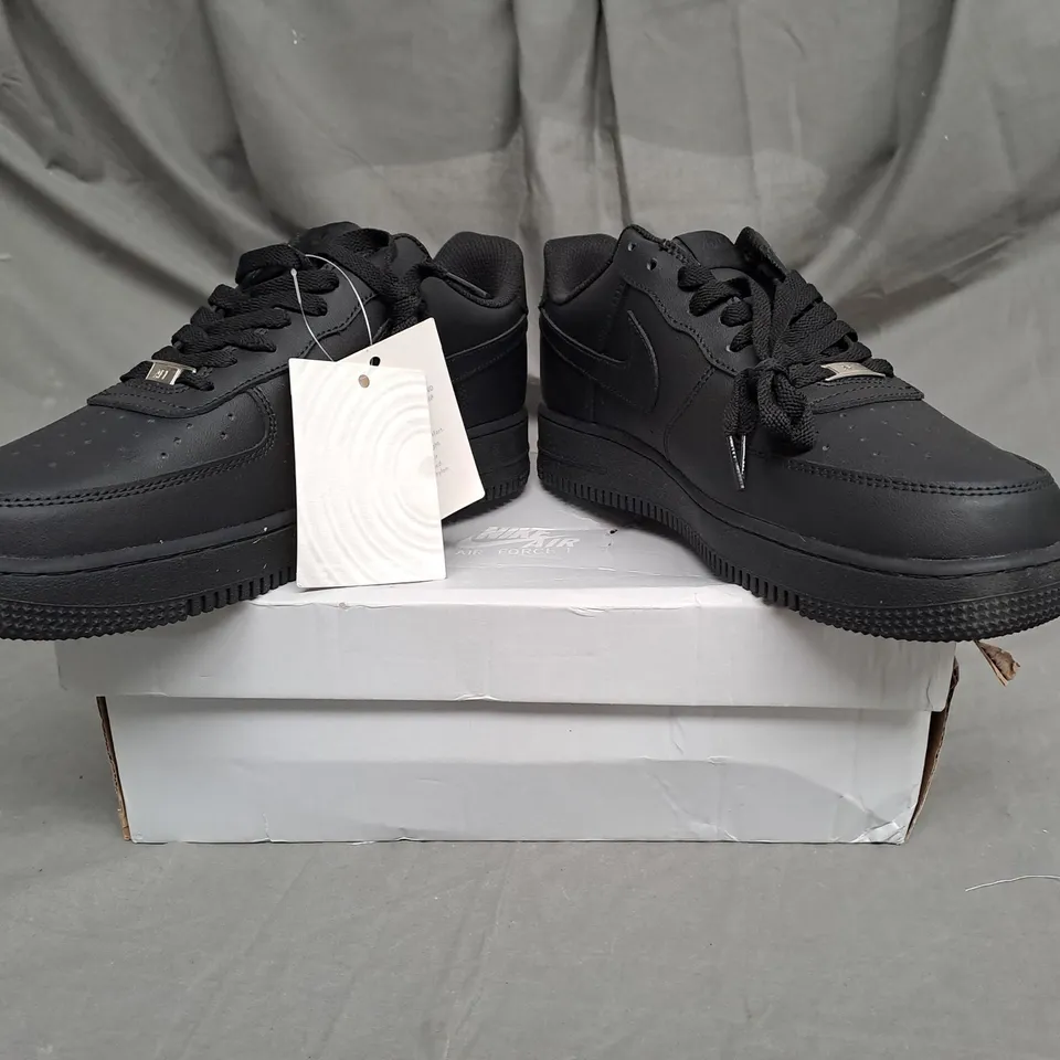 BOXED PAIR OF NIKE AIR FORCE 1 TRAINERS IN BLACK SIZE 9