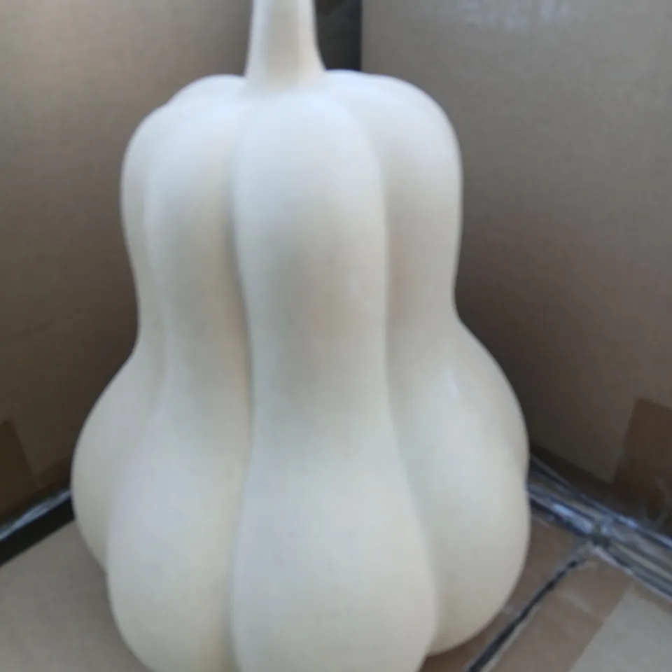 FOUR BRAND NEW GISELA GRAHAM LONDON WHITE PUMPKIN ORNAMENT