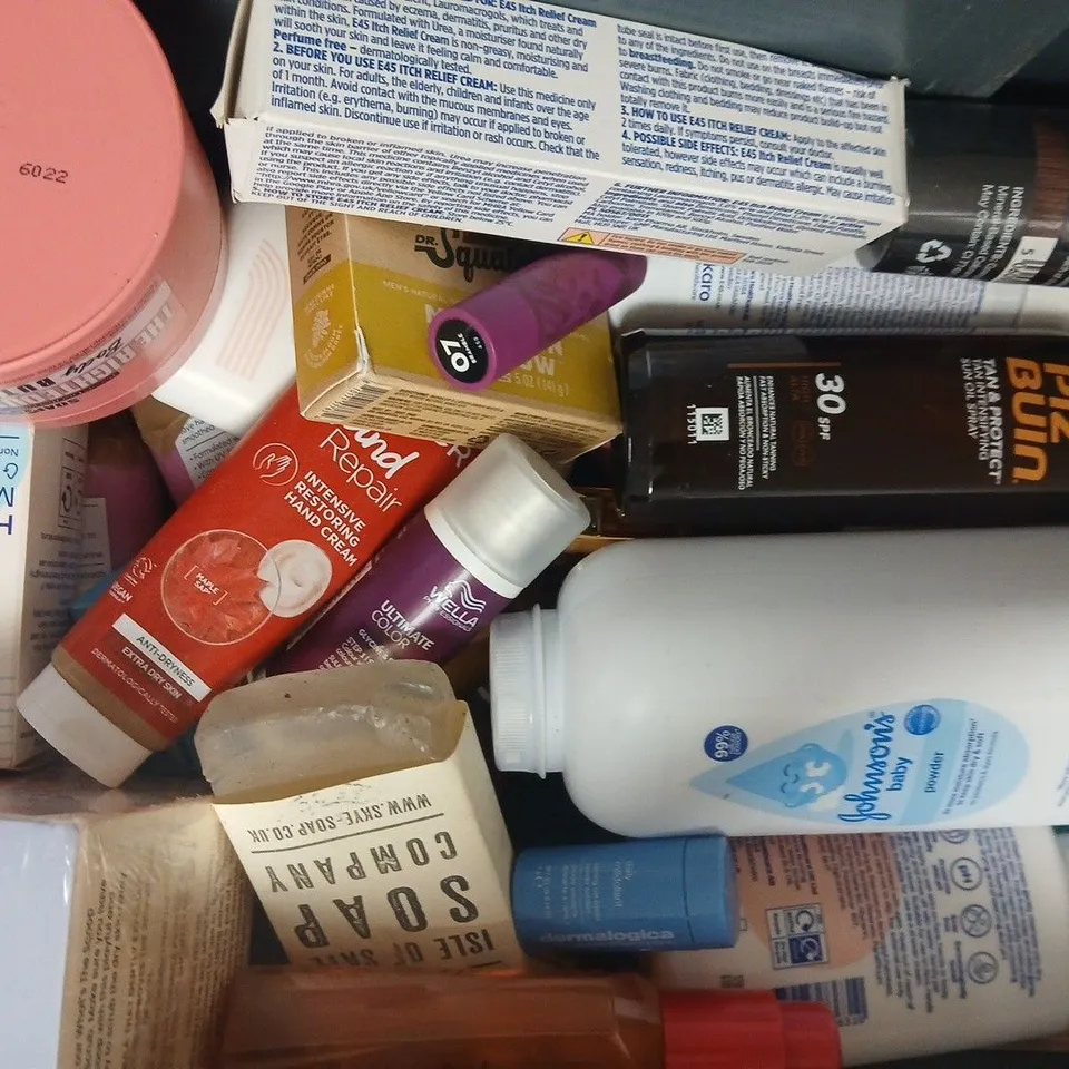 APPROXIMATELY 18 ASSORTED COSMETIC ITEMS INCLUDING VARIOUS MAKES AND BRANDS - COLLECTION ONLY
