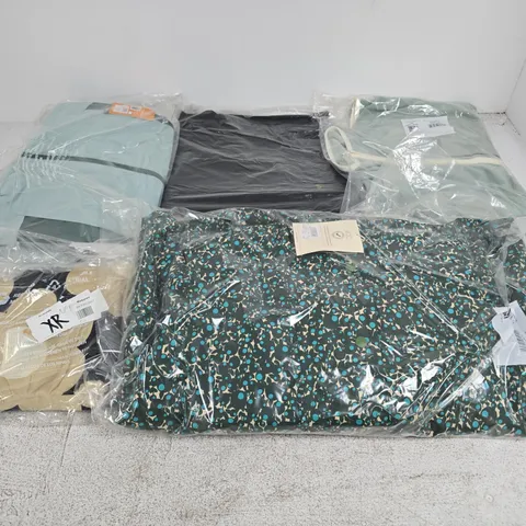 APPROXIMATELY 15 ASSORTED BRAND NEW REGATTA CLOTHING ITEMS IN VARIOUS SIZES, STYLES & COLOURS