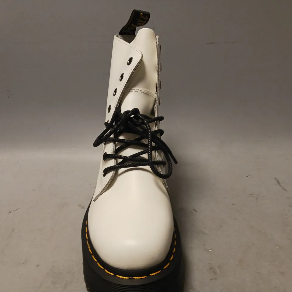 BOXED PAIR OF DR MARTENS ANKLE BOOTS IN WHITE UK SIZE 6